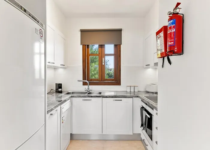 2 Bedroom Chloe With Communal Pool, Aphrodite Hills Apartamento